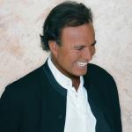 artist image Julio Iglesias Un Dia Tu, Un Dia Yo Begin the Beguine